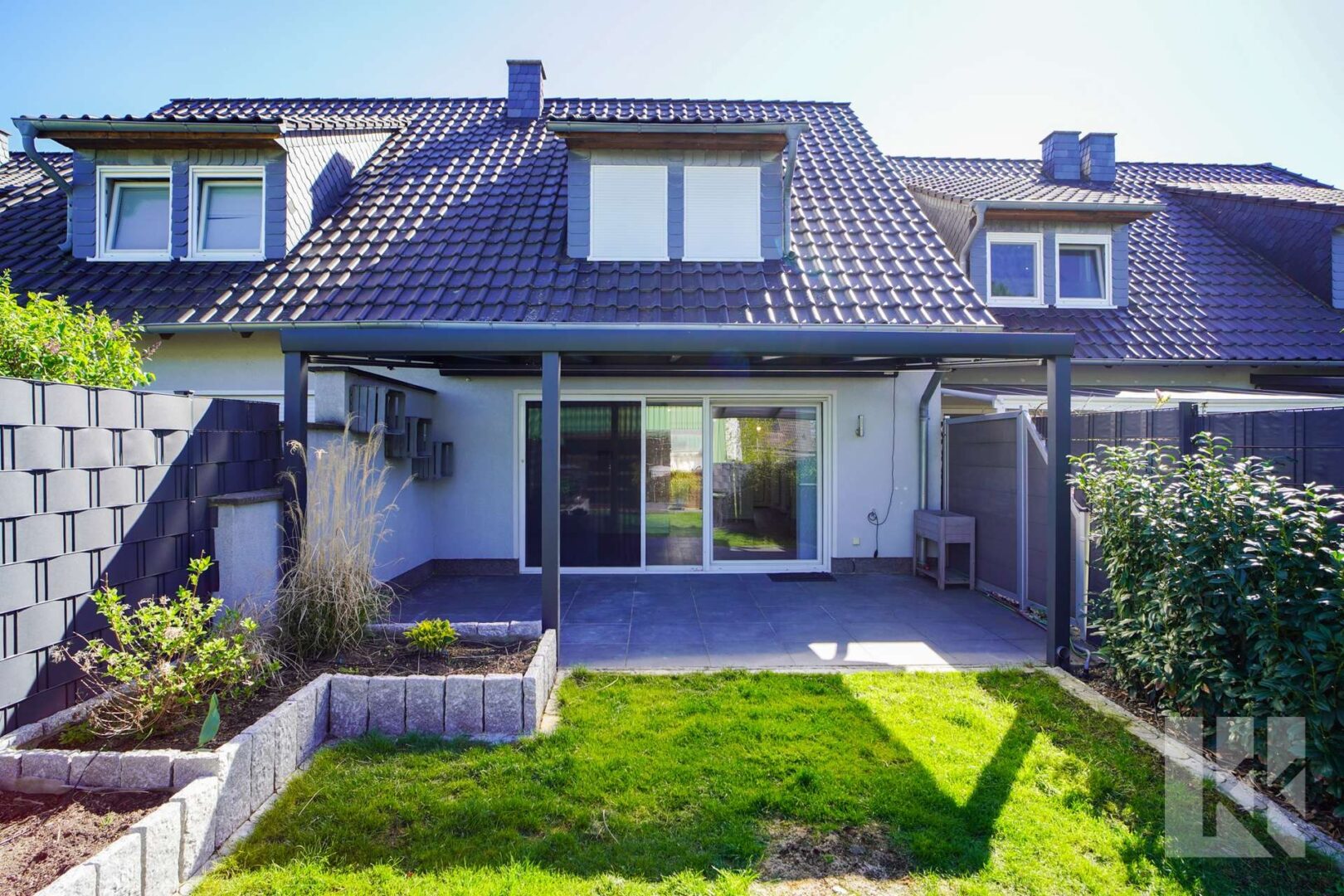 Davor: Die riesige überdachte Terrasse