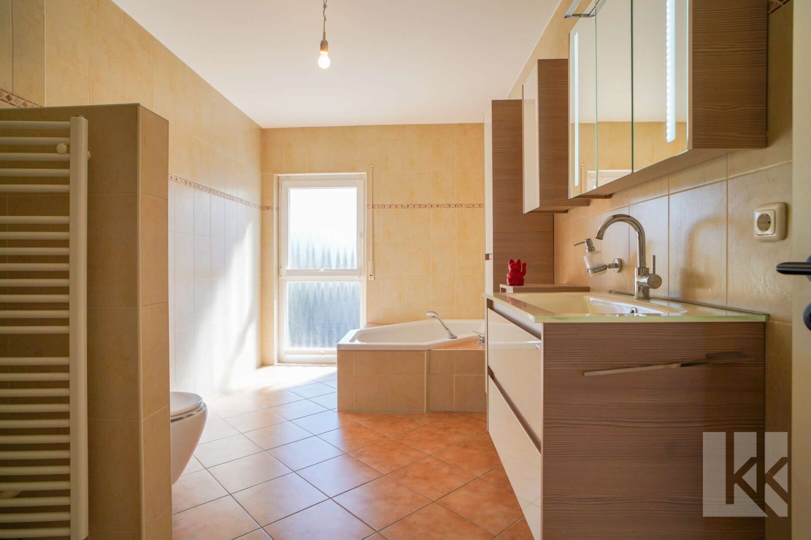 Das Hauptbad mit Frischluft, Eckbadewanne und...