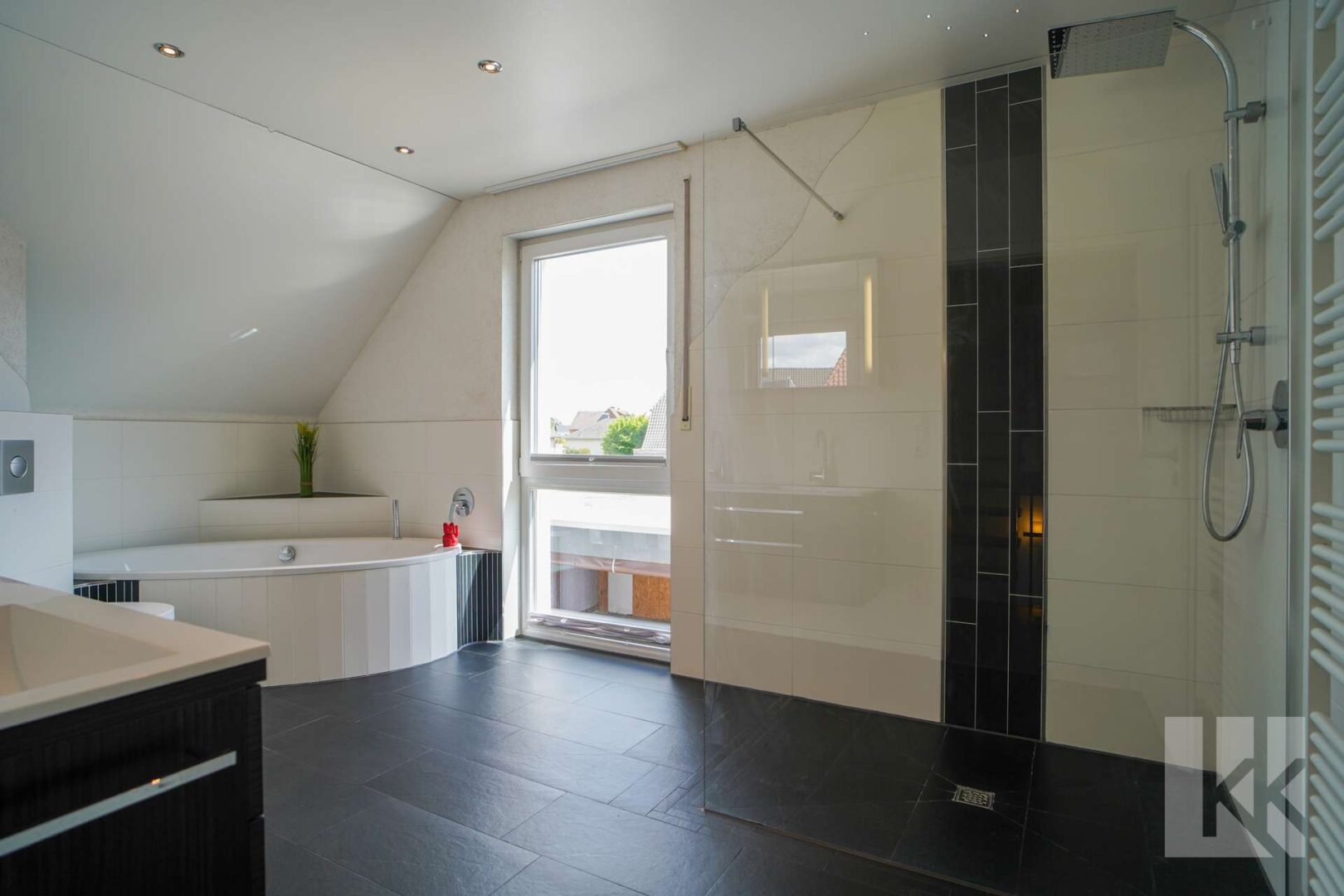 ...Tageslicht, Badewanne und Dusche