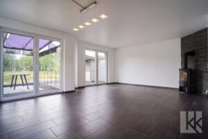 Lichtdurchflutetes Wohnzimmer mit...