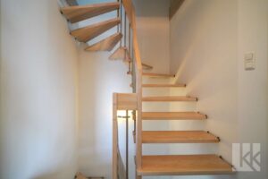 Die feste Treppe führt ins...