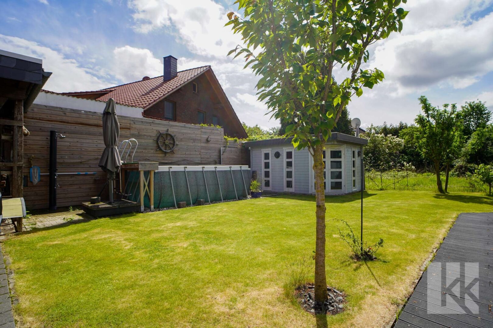 Der gepflegte Garten mit Pool und Gartenhäuschen