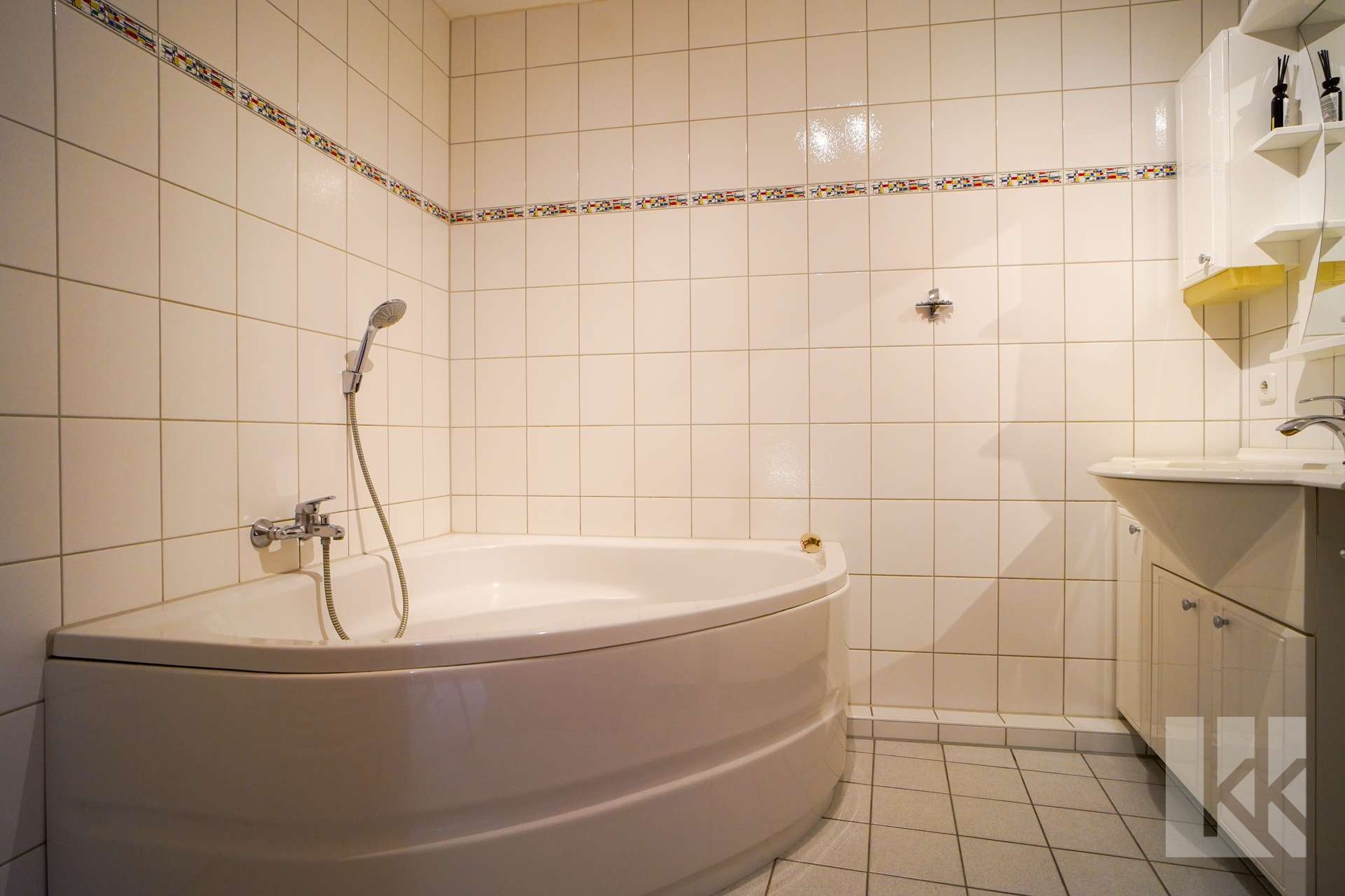 ...großer Eckbadewanne