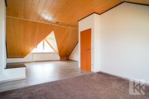 Ganz oben: Ein großes Zimmer mit...