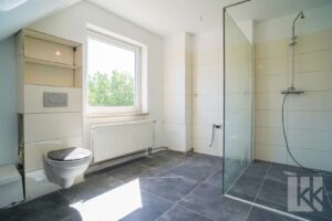 ...das Badezimmer mit Dusche