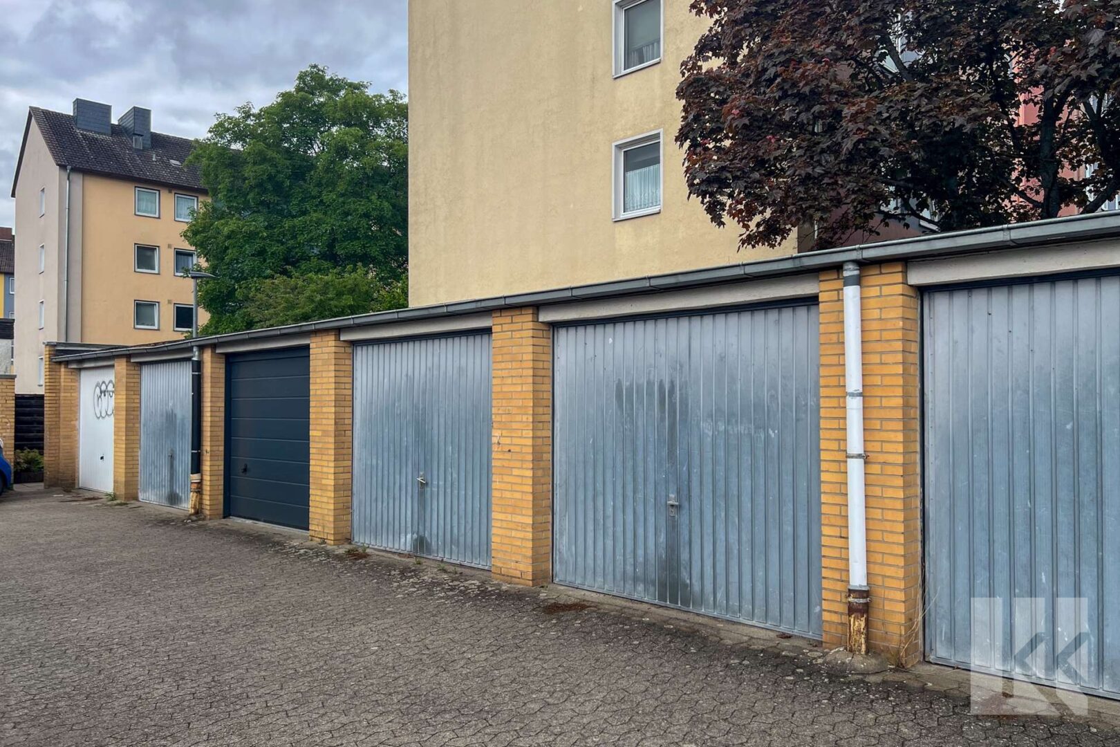 Separater Garagenhof mit...