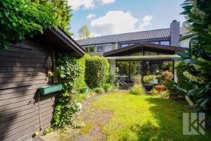 Davor: Die Terrasse mit...