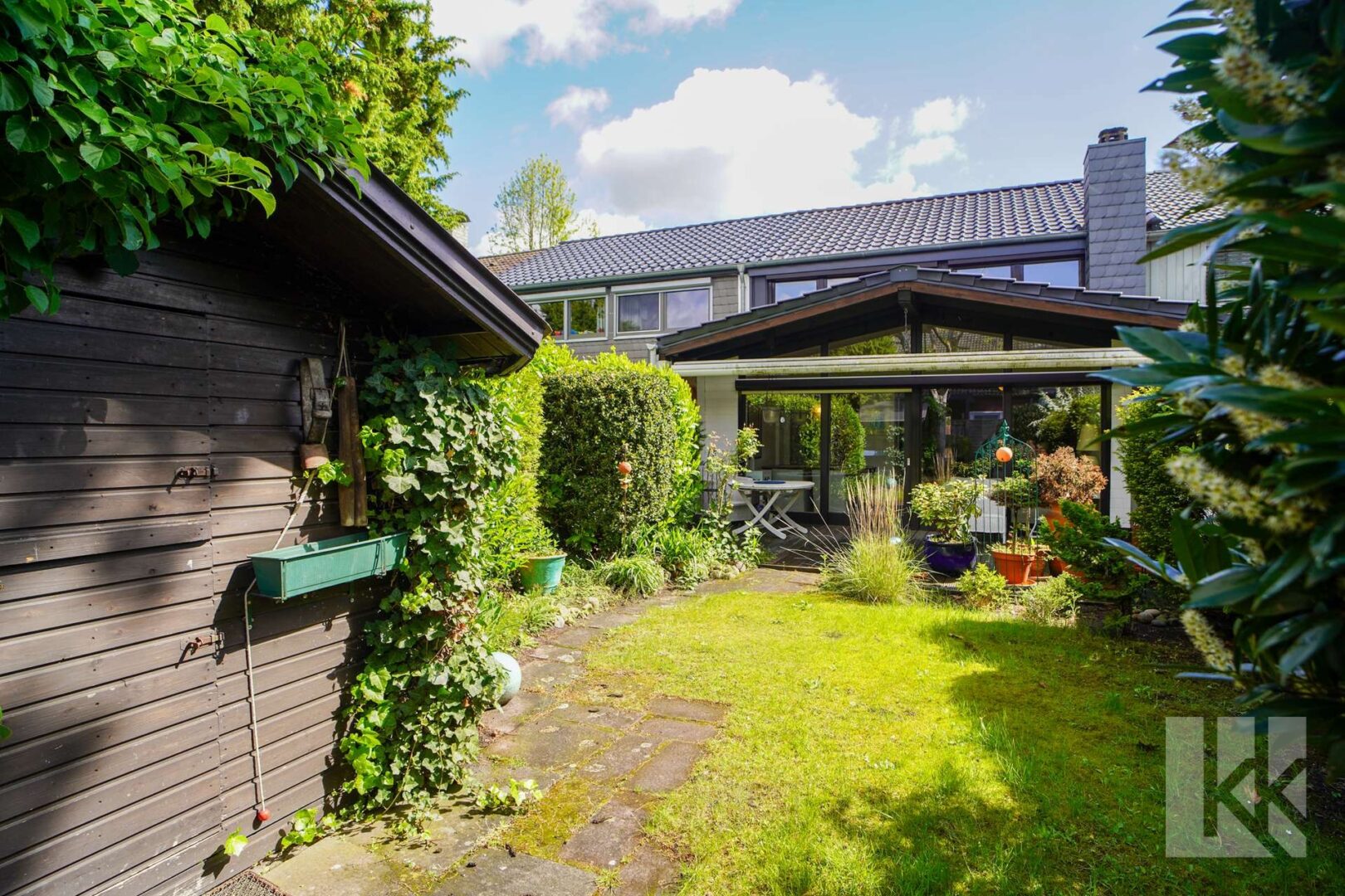 Davor: Die Terrasse mit...