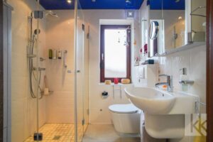 ...einem Badezimmer mit Dusche