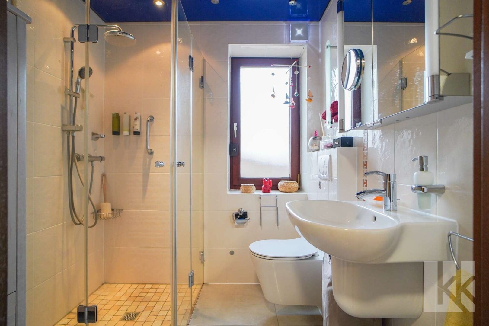 ...einem Badezimmer mit Dusche