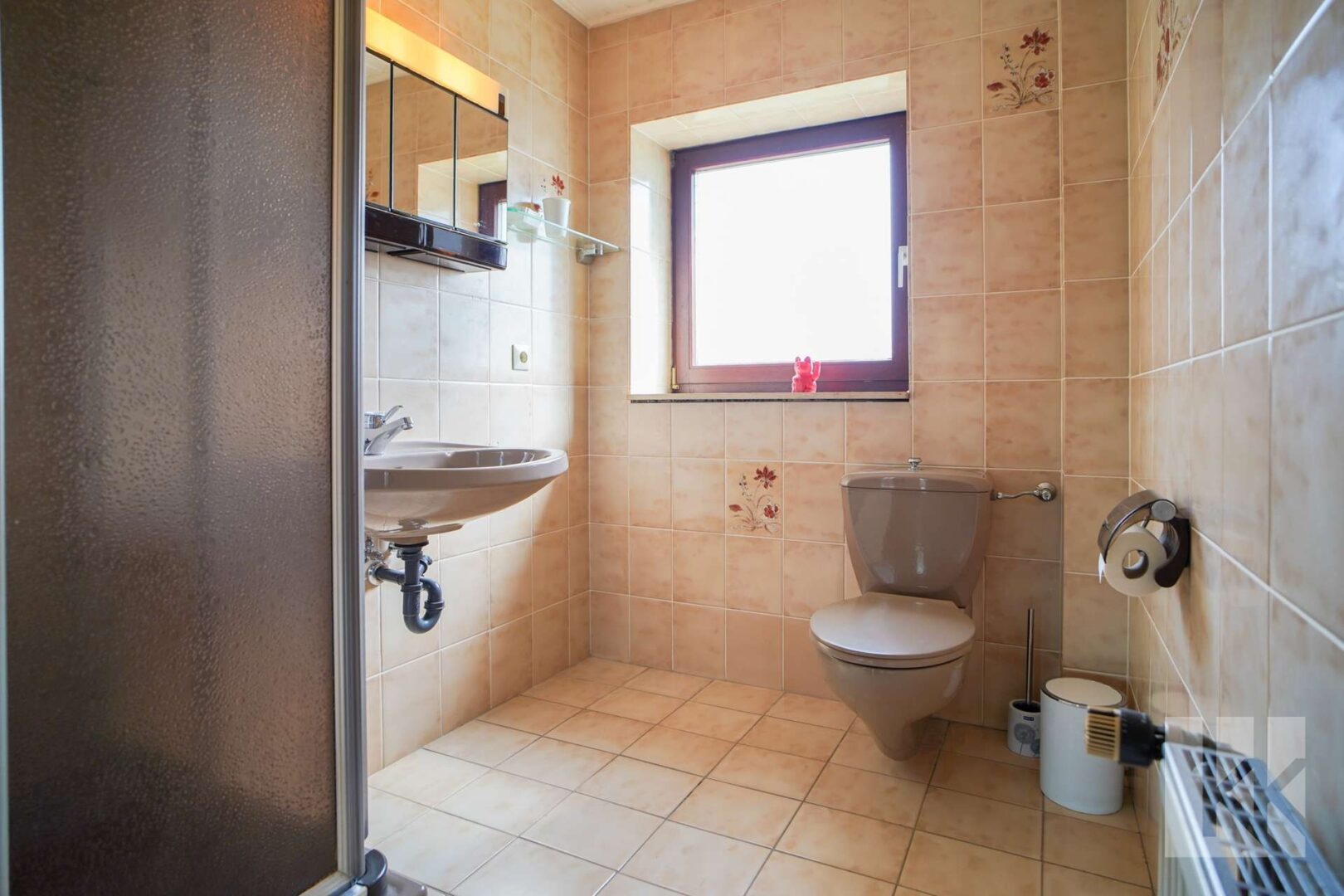 Ein Badezimmer mit...