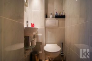 Außerdem ein praktisches Gäste-WC
