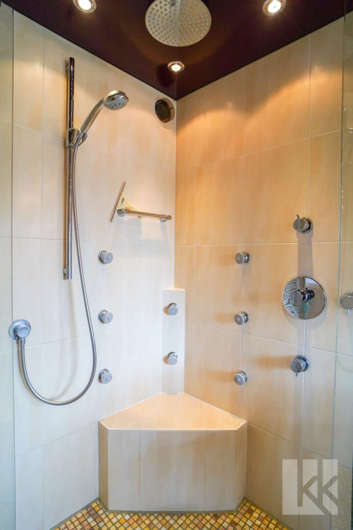 ...luxuriöser Dusche
