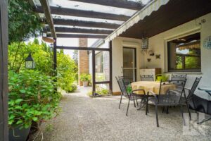 Davor: Die überdachte Terrasse mit...
