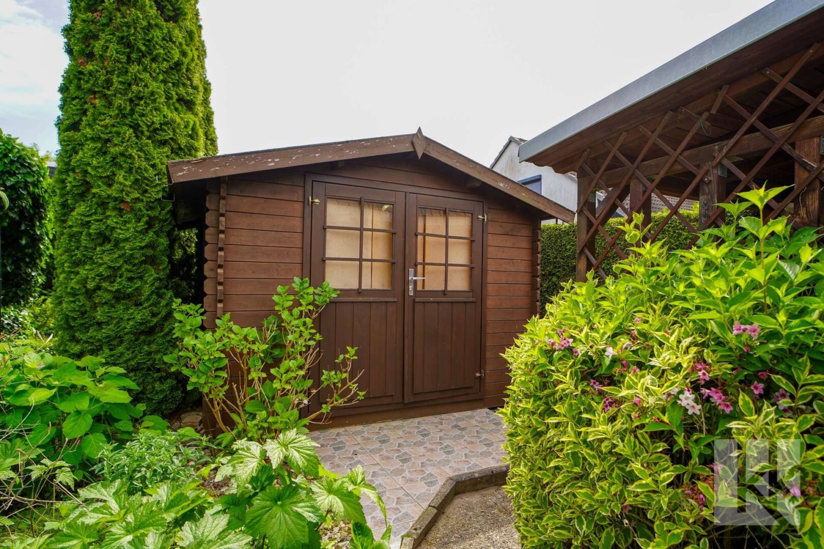 ...eine Gartenhütte und...