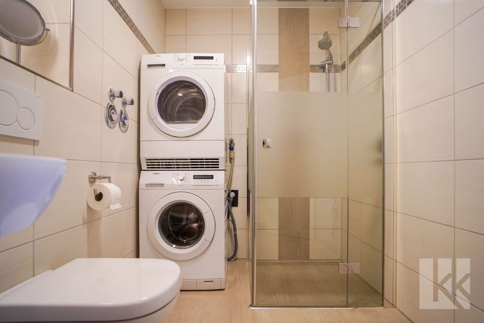 ...Dusche und Platz für Waschmaschine und Trockner
