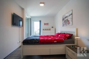 Schlafzimmer mit Zugang zum Wintergarten