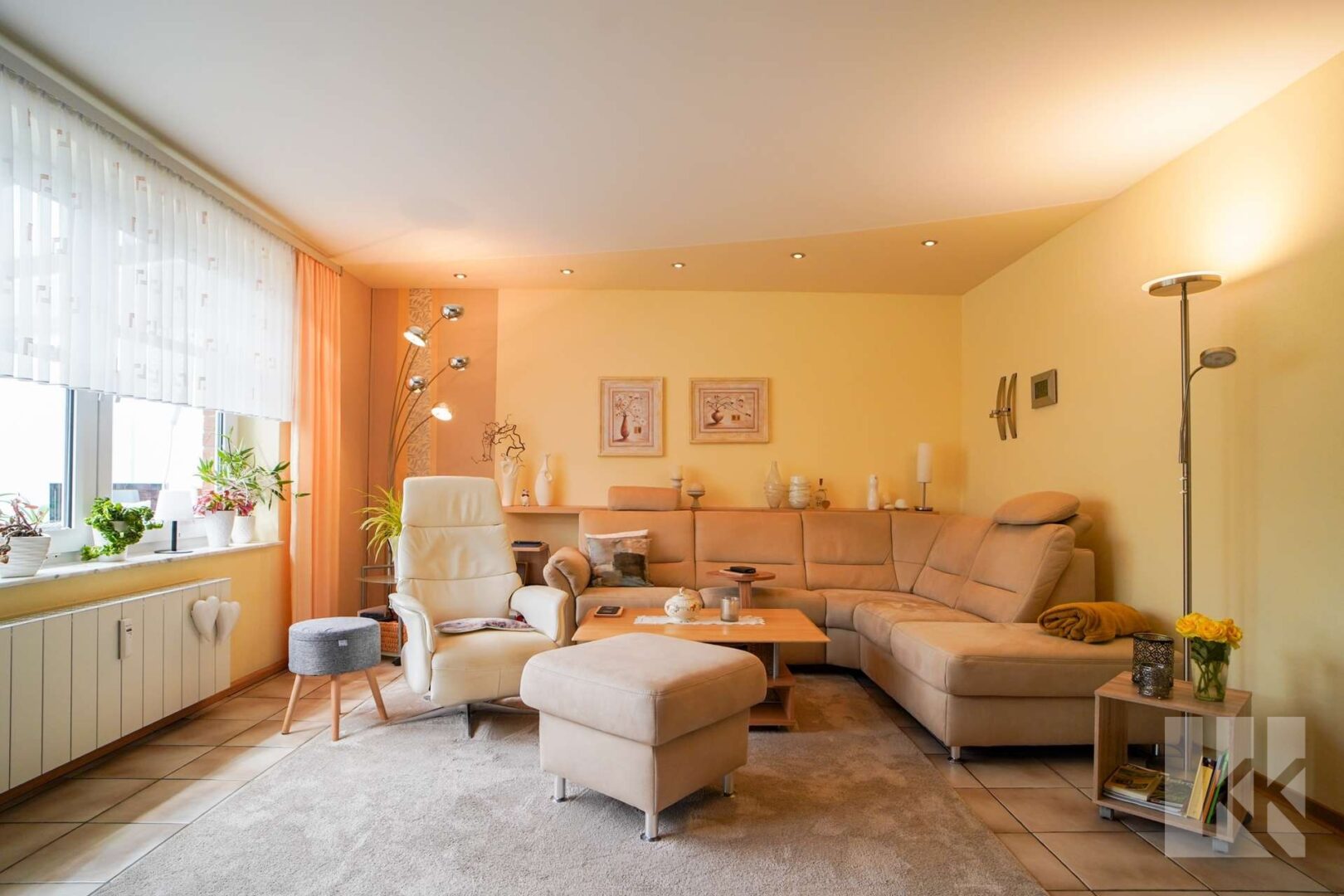 ...großzügigem Wohnzimmer