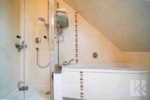 ...Dusche und Badewanne