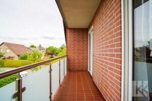 ... großen Balkon mit...