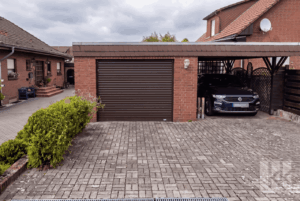 Stellplätze vor und in der Garage mit...