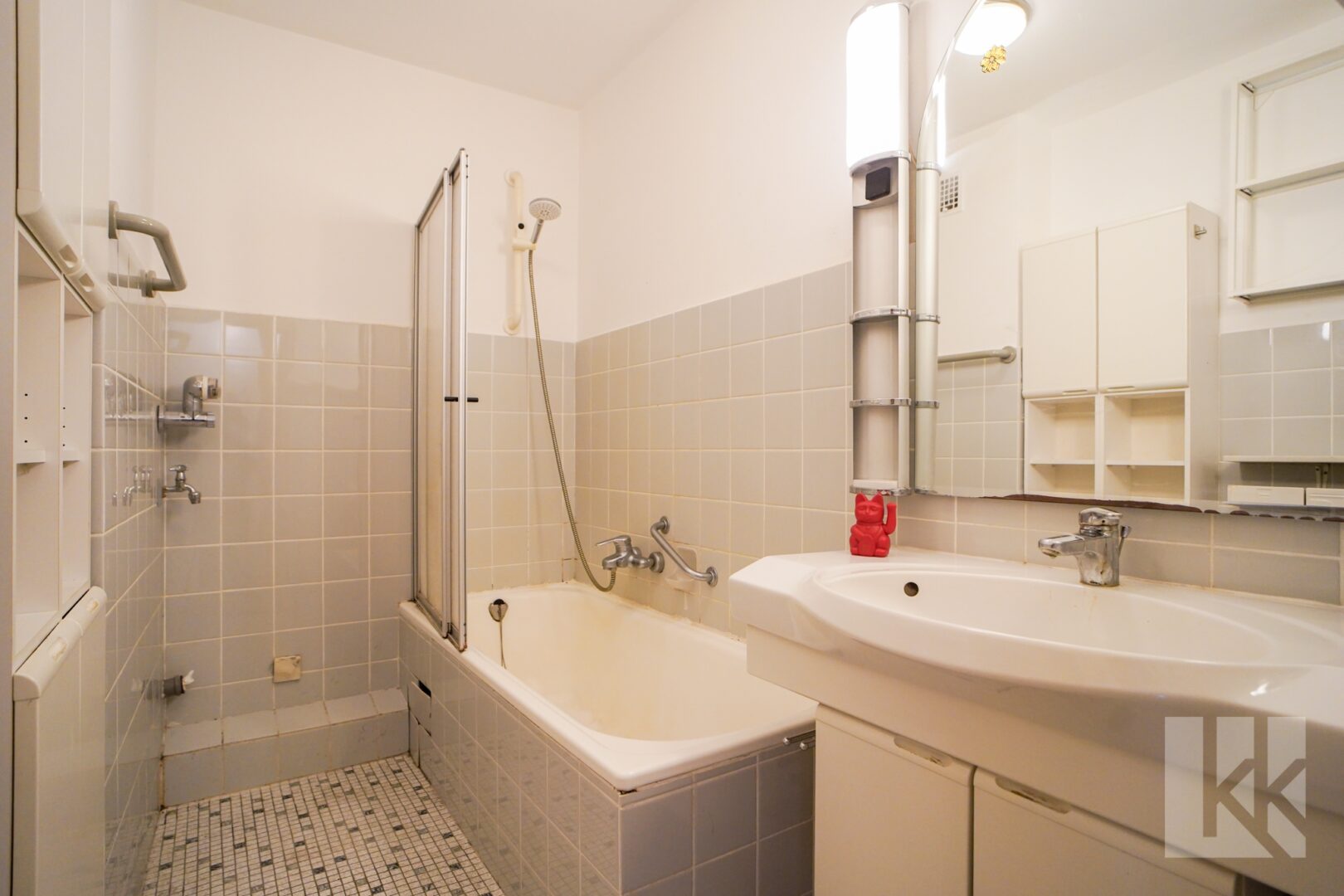 Das Hauptbad mit Badewanne