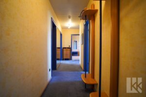 Ein breiter Flur verbindet die Zimmer