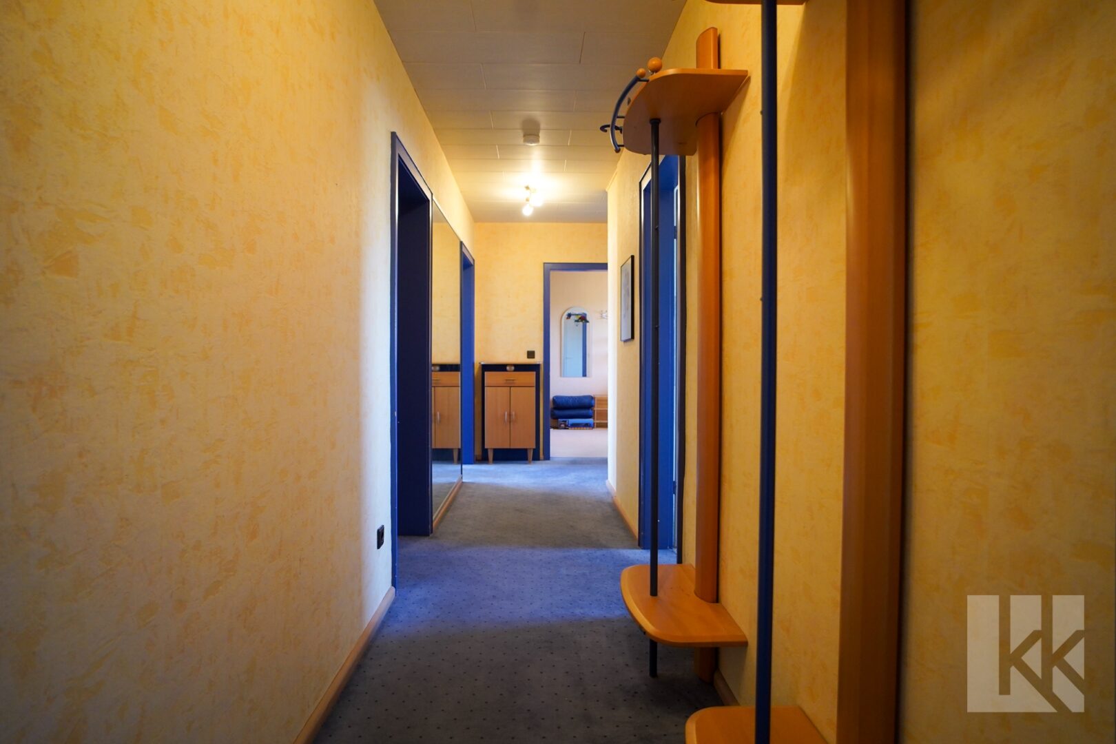 Ein breiter Flur verbindet die Zimmer