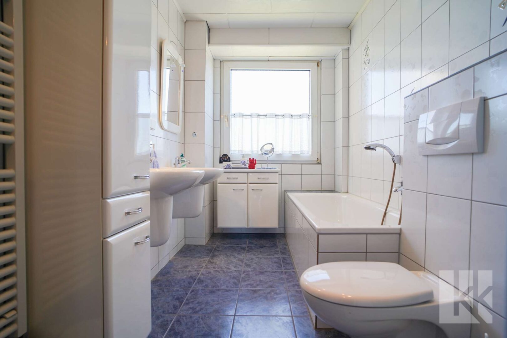 Badezimmer mit Badewanne, ...