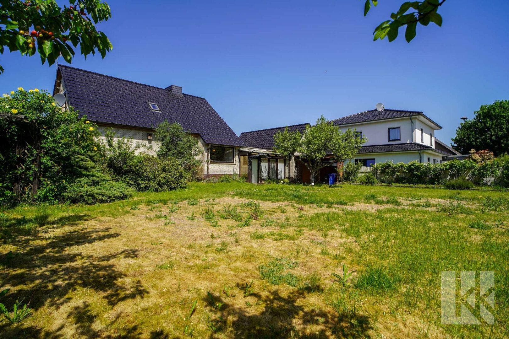 ...hinter dem Haus und...