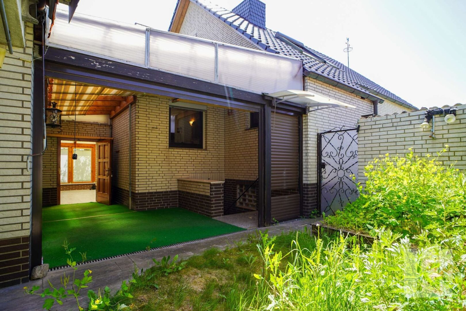 ...verbindet Haupthaus und Anbau mit