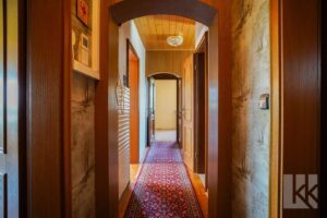 Ein Flur verbindet die Zimmer elegant