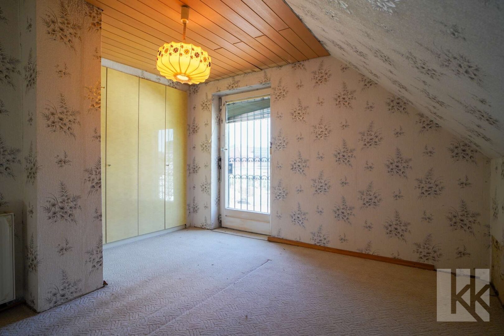 ...ein Elternschlafzimmer mit Zugang zum Balkon und...
