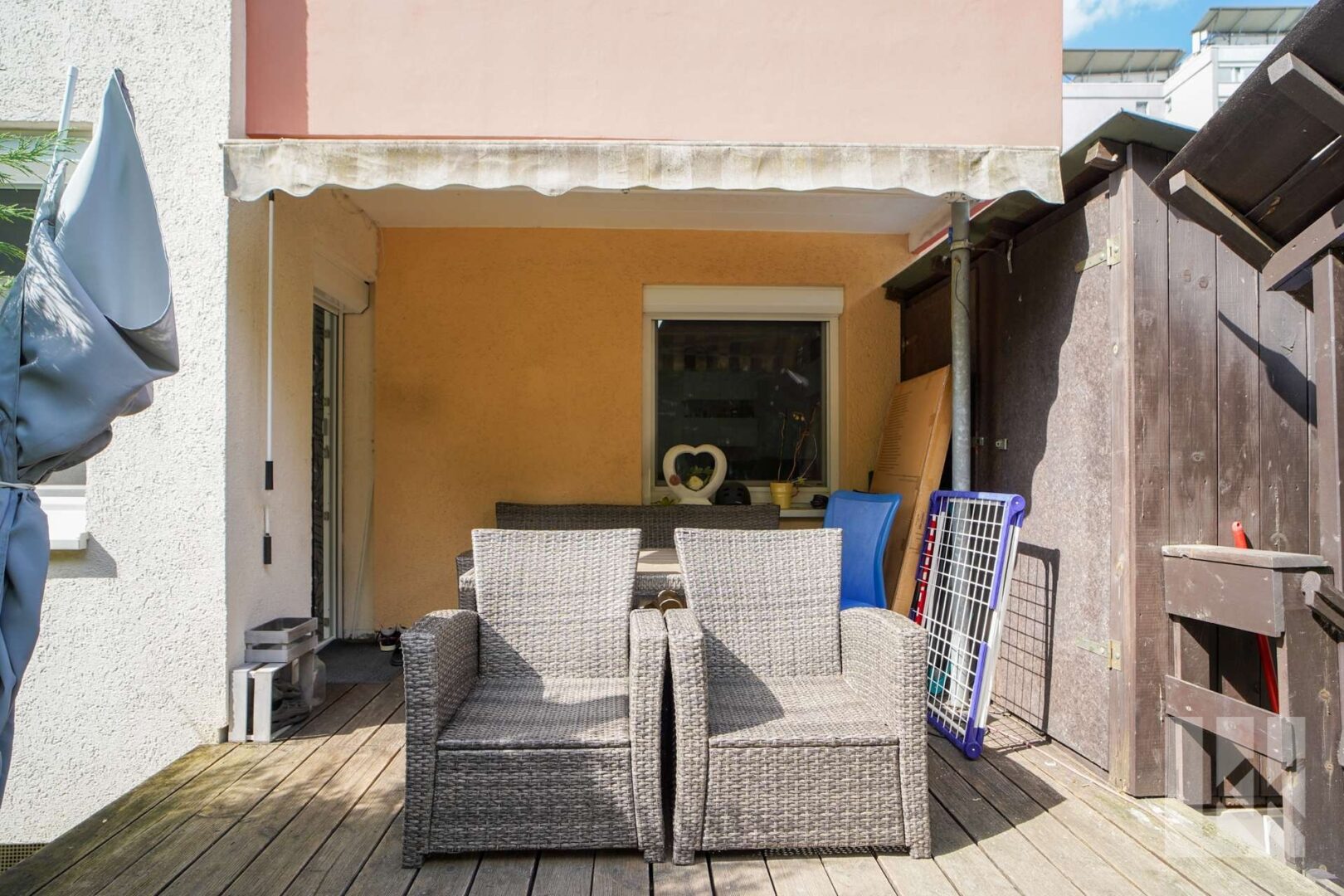 Davor: Die teilüberdachte Terrasse mit...