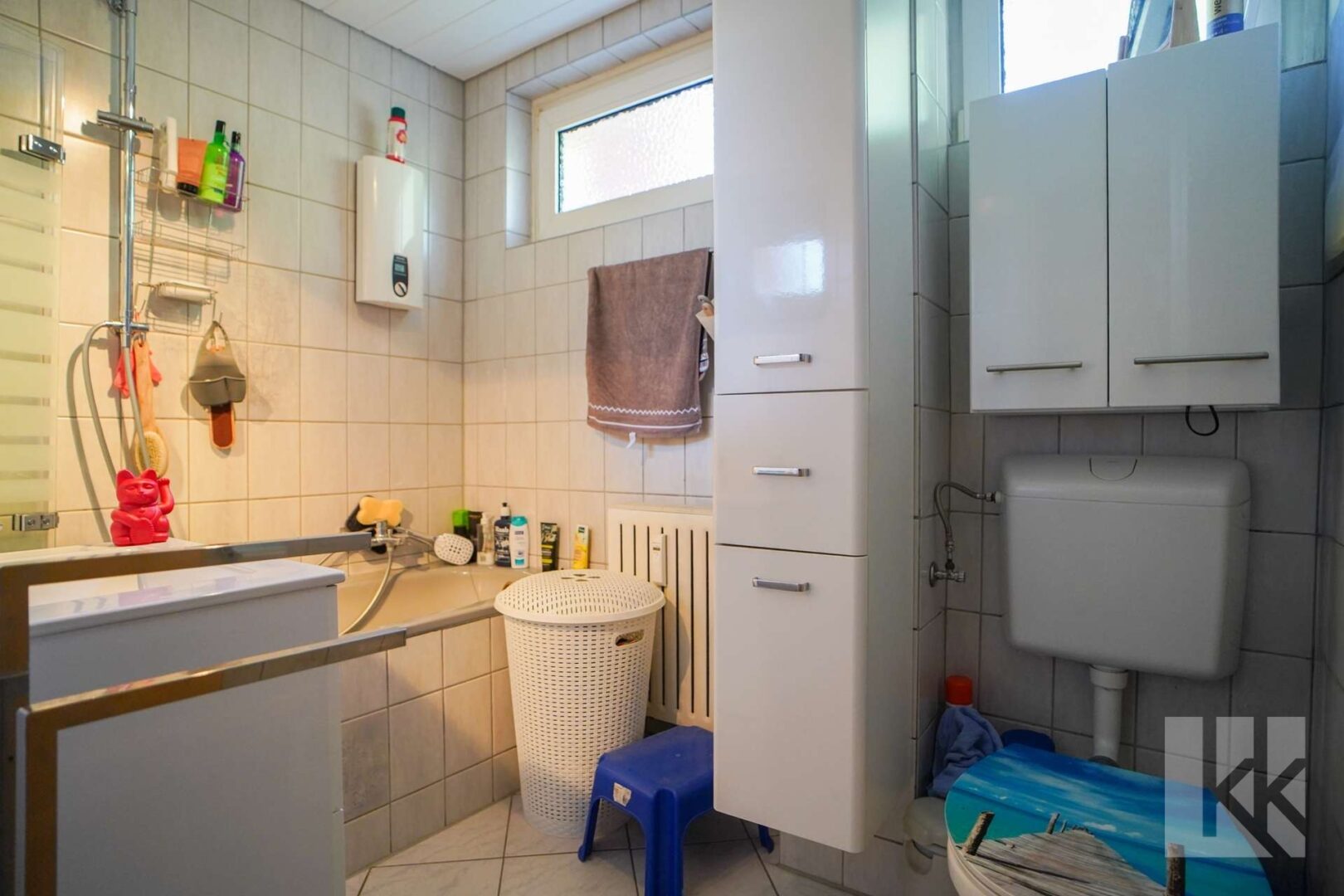 Badezimmer mit Frischluft und Badewanne
