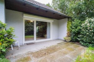 ...teilüberdachten Terrasse