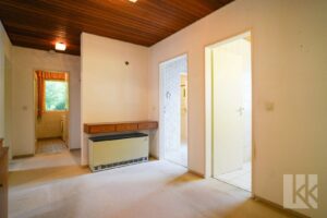 Zentraler Flur mit Platz für eine Garderobe