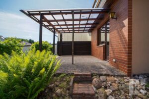 Davor: Die überdachte Terrasse
