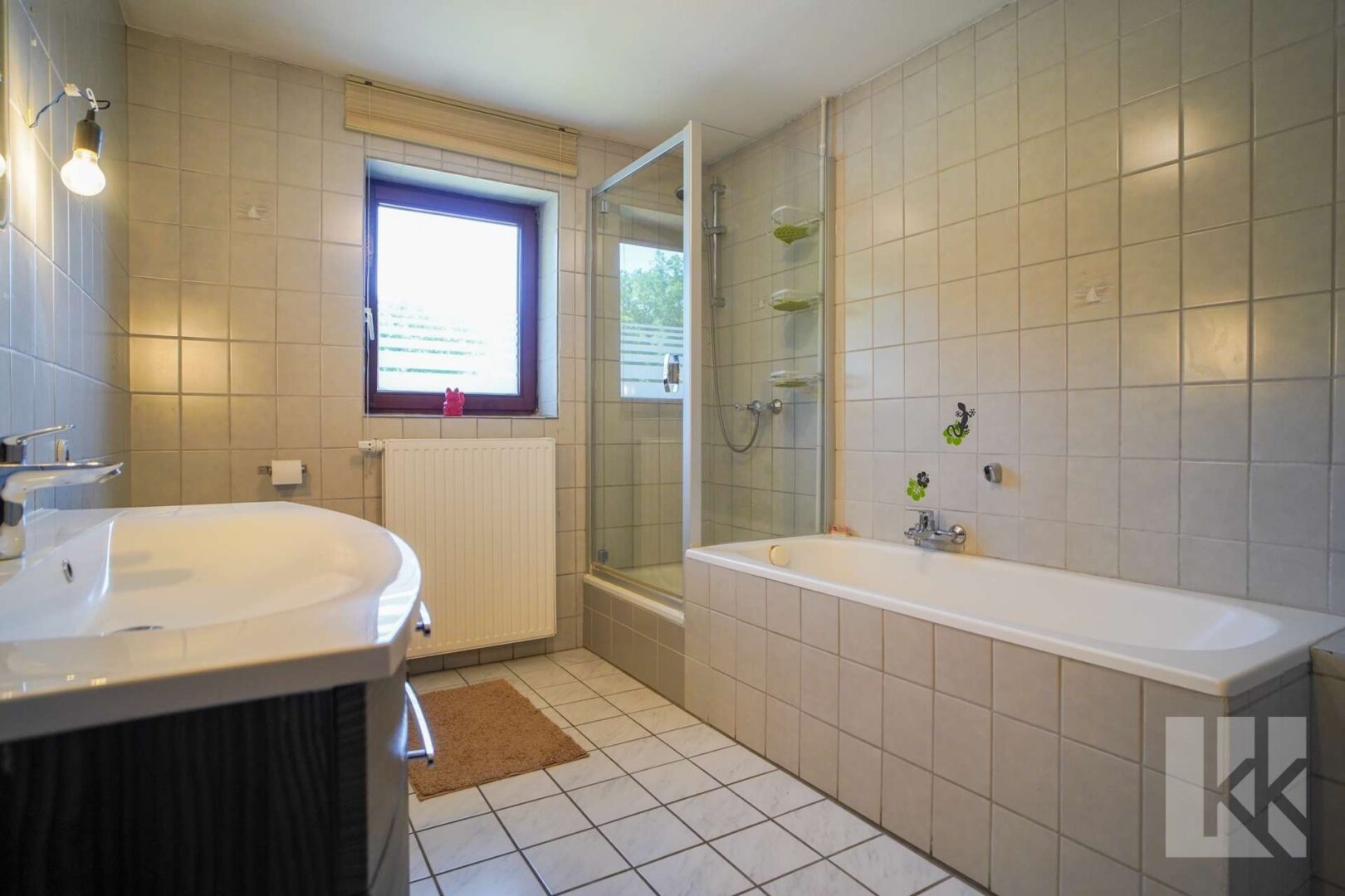 Das Hauptbad mit Tageslicht, Badewanne und Dusche