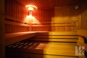...Sauna und anliegendem…