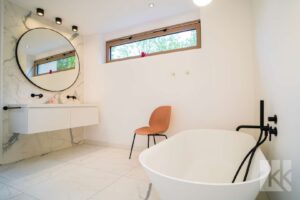 Luxeriöses Badezimmer mit freistehender Badewanne und...