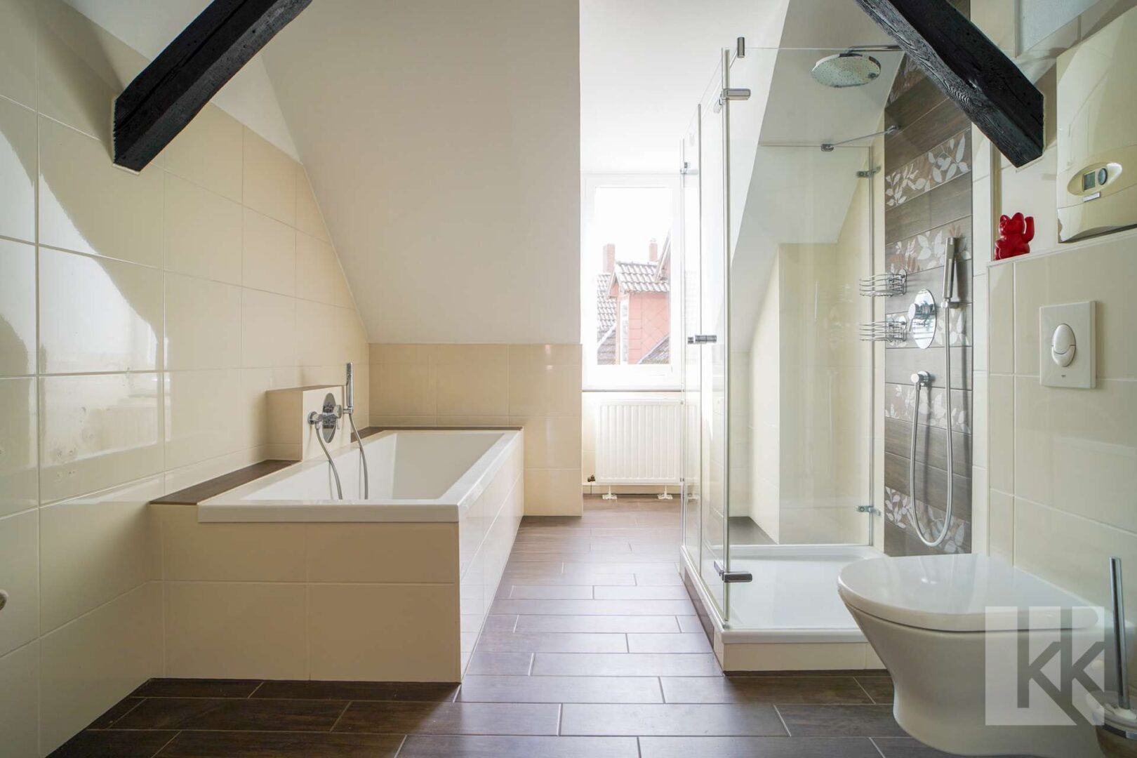 Das Hauptbad mit Dusche, Badewanne und Frischluft