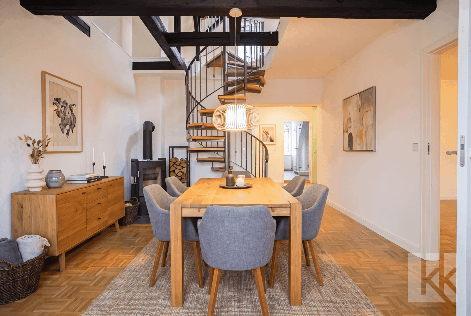 Visualisierung: Esszimmer mit Kamin und Treppe ins Loft