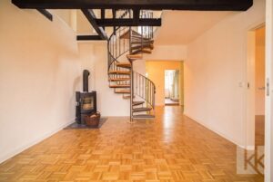 Esszimmer mit Kamin und Treppe ins Loft