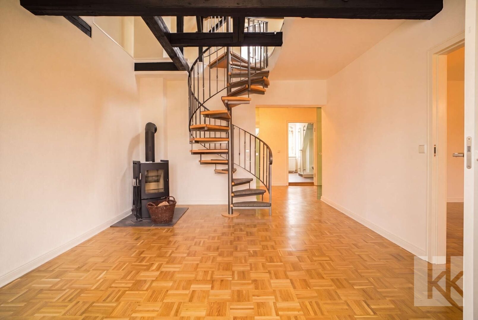Esszimmer mit Kamin und Treppe ins Loft