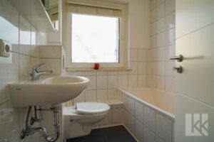 Badezimmer mit Tageslicht und Badewanne
