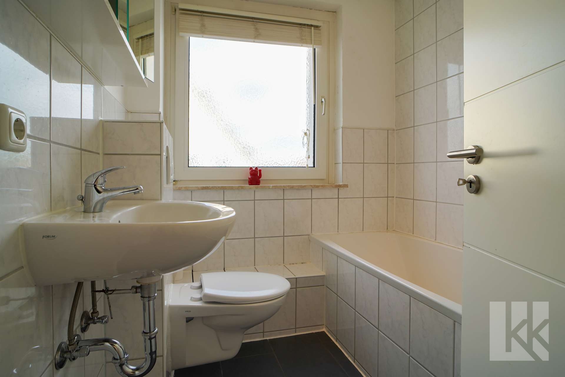 Badezimmer mit Tageslicht und Badewanne