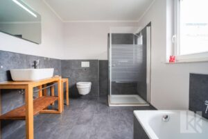 Das Hauptbad mit Badewanne, Dusche und Tageslicht