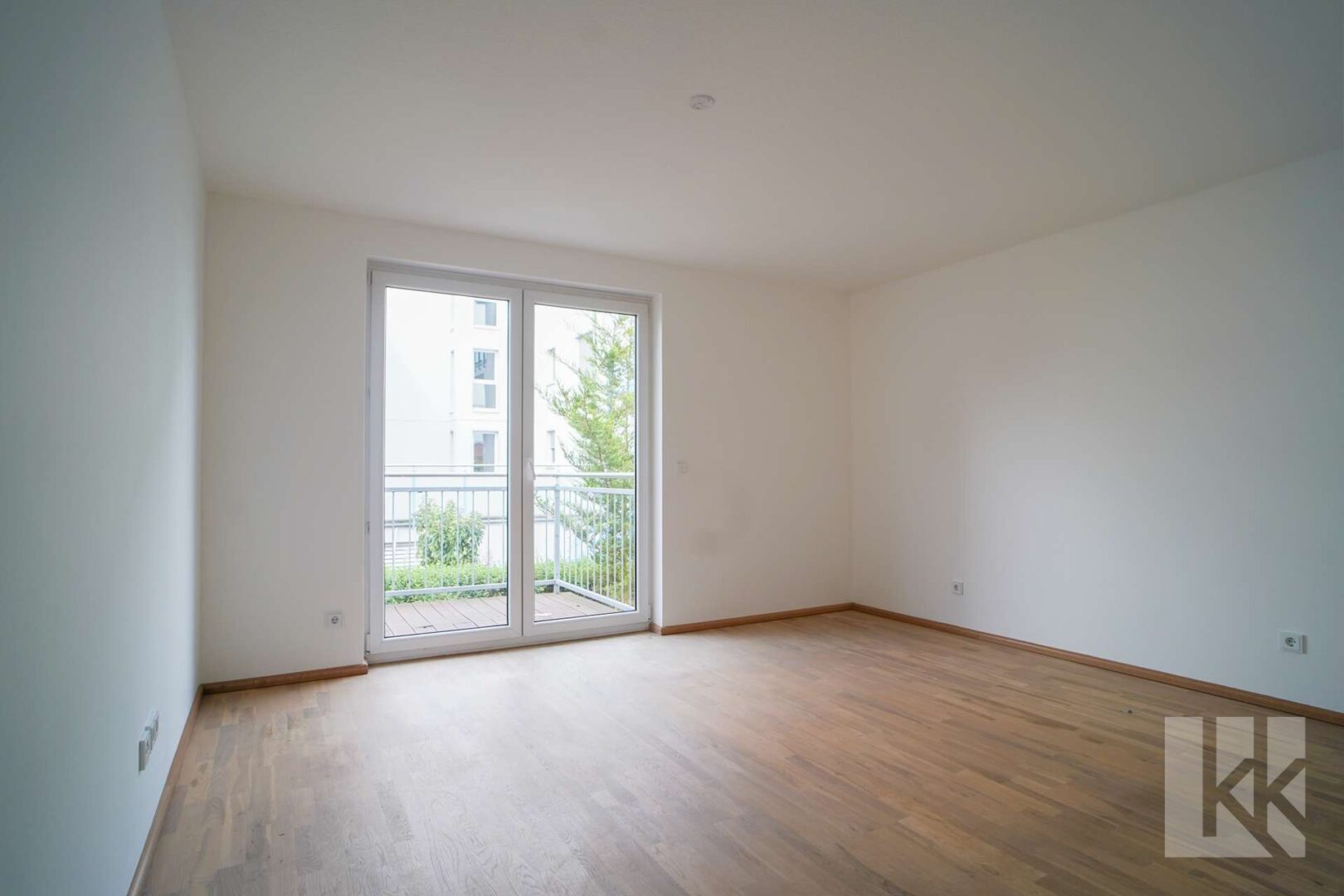 Hier wartet ein großes Schlafzimmer mit Balkonzugang und...