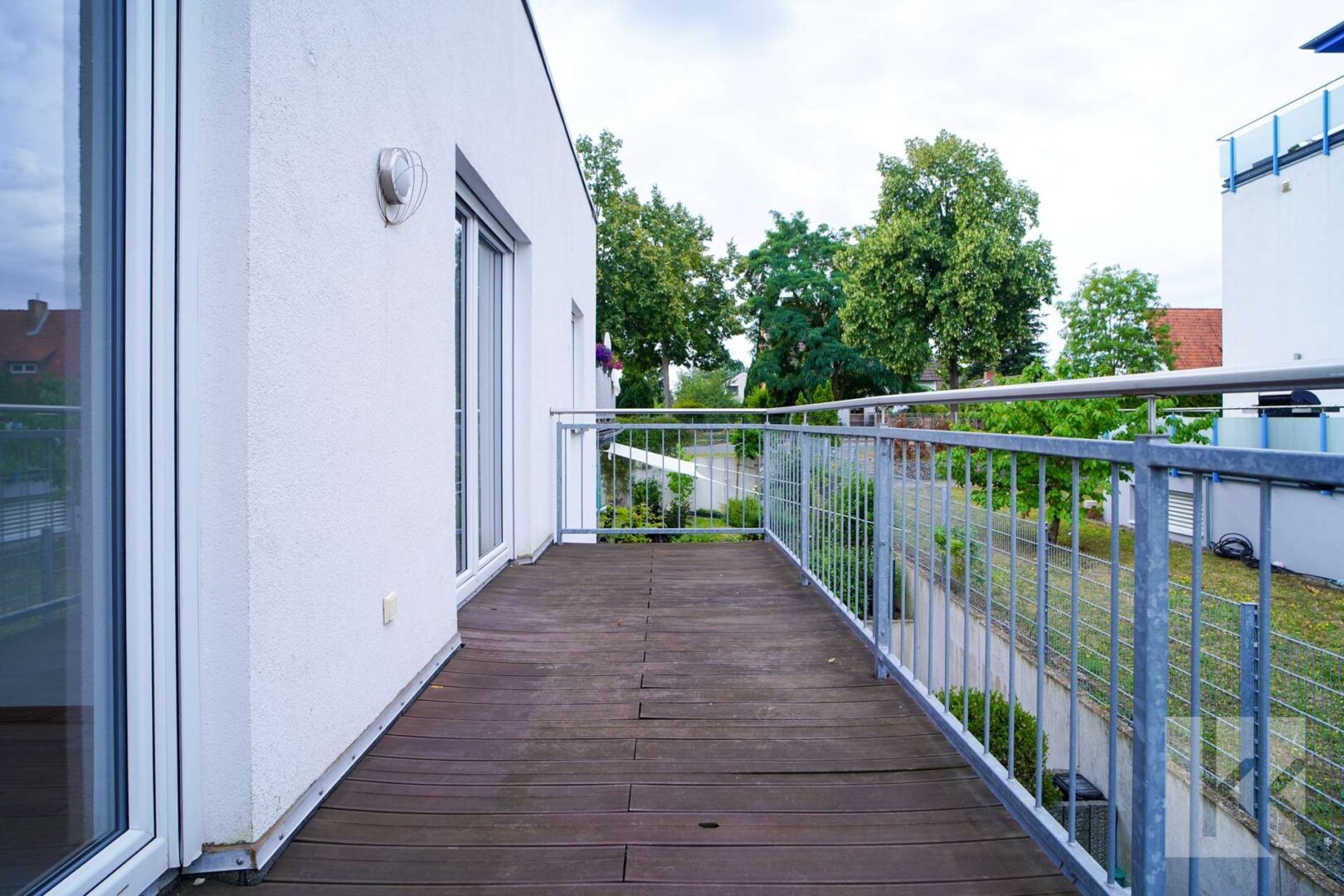 Davor: Der Balkon